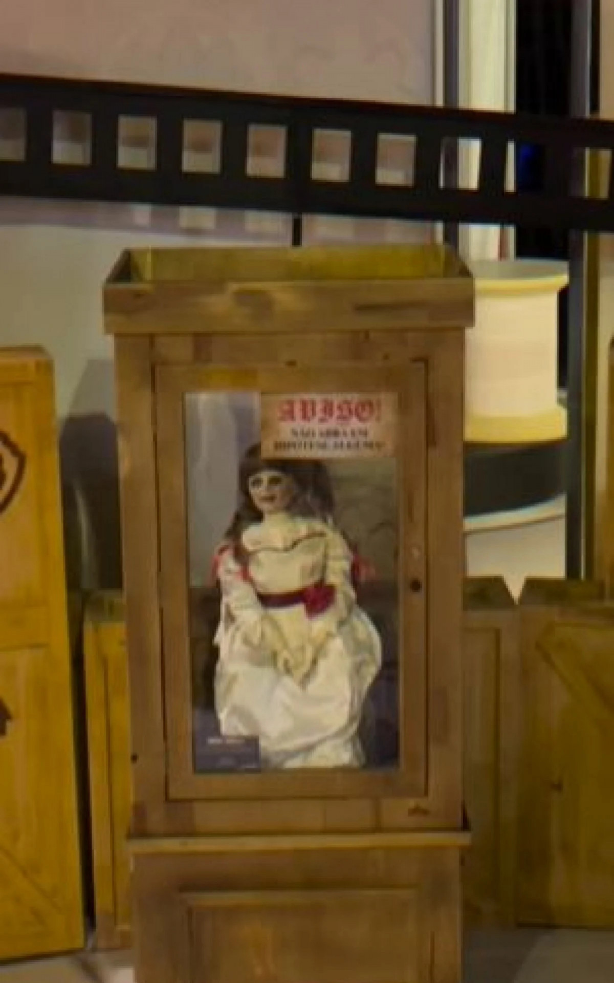 A boneca Annabelle foi levada à exibição por causa do filme de terror com o mesmo nome