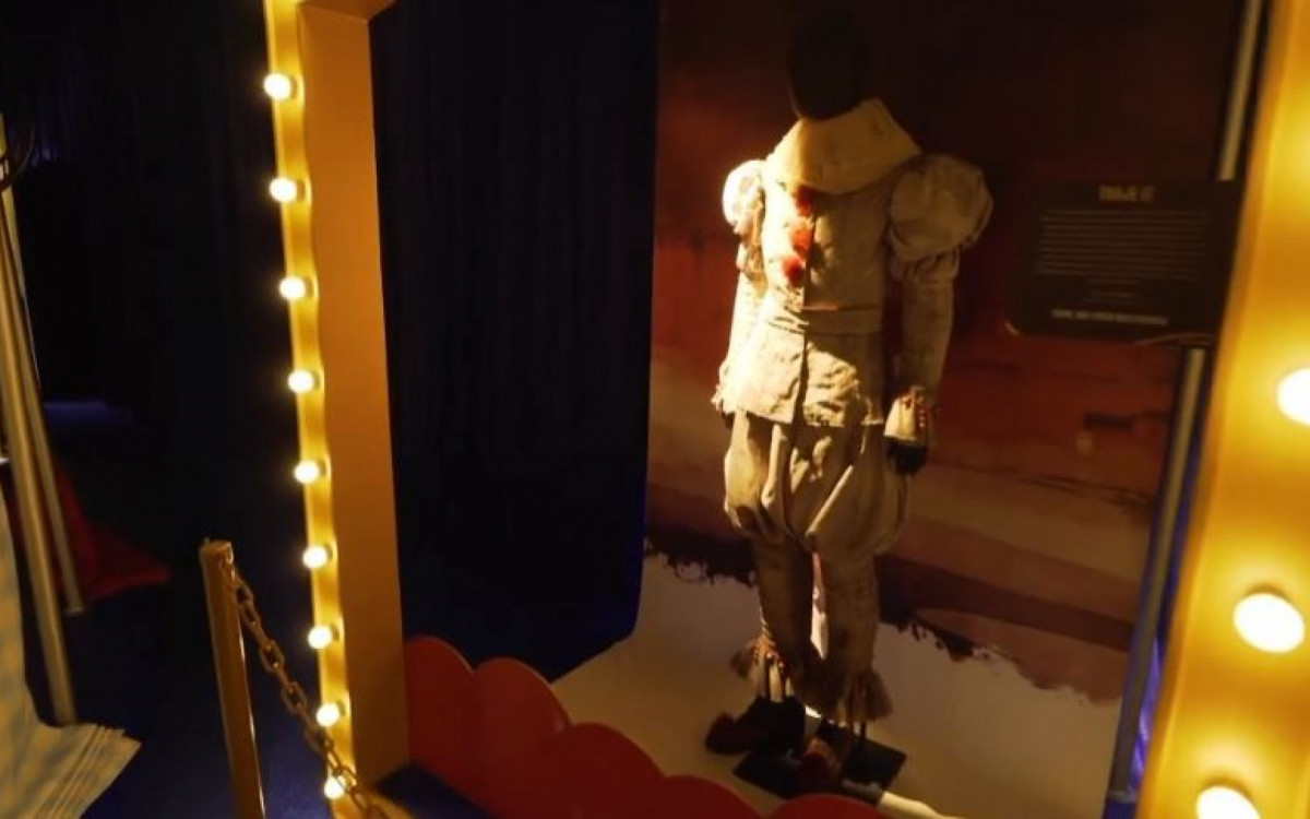 O traje do palhaço Pennywise, vilão do filme de terror It
