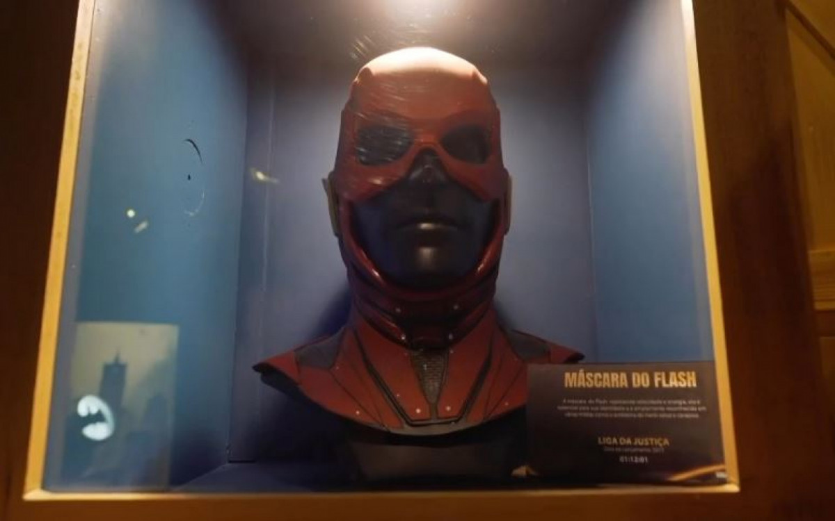 A exposição tinha itens de heróis do universo DC, como a máscara do Flash