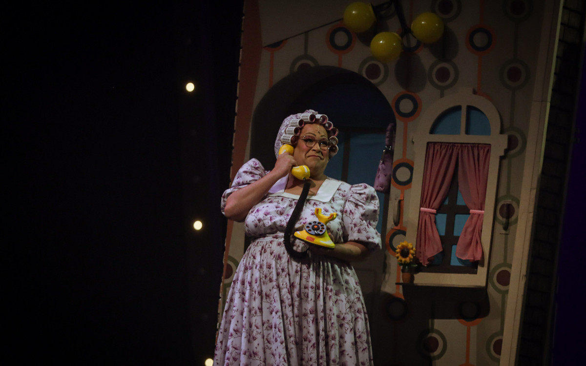 Tiago Abravanel interpreta Edna em \'Hair Spray\'