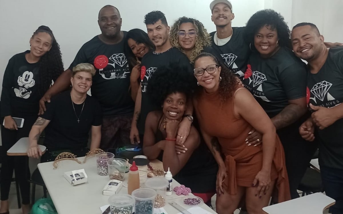 O estilista Guilherme Alves com alunos na Casa de Cultura de Meriti
 - Divulgação