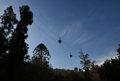 Mulher morre ao cair de penhasco após suas roupas ficarem presas em teleférico na Itália