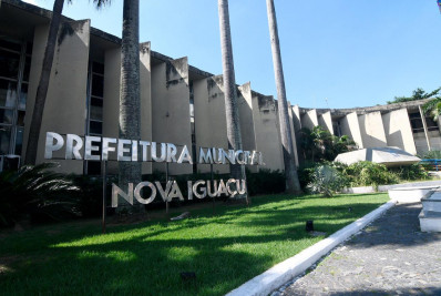 Idosos são retirados de abrigo particular, em Nova Iguaçu, após casos de negligência