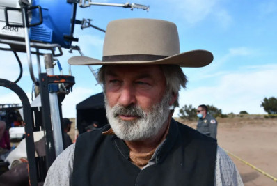 Alec Baldwin vai a julgamento por homicídio culposo após morte em set de filmagem