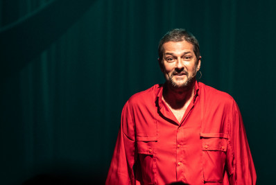 Marcelo Serrado leva demandas e dilemas de um pai moderno ao palco da AMF