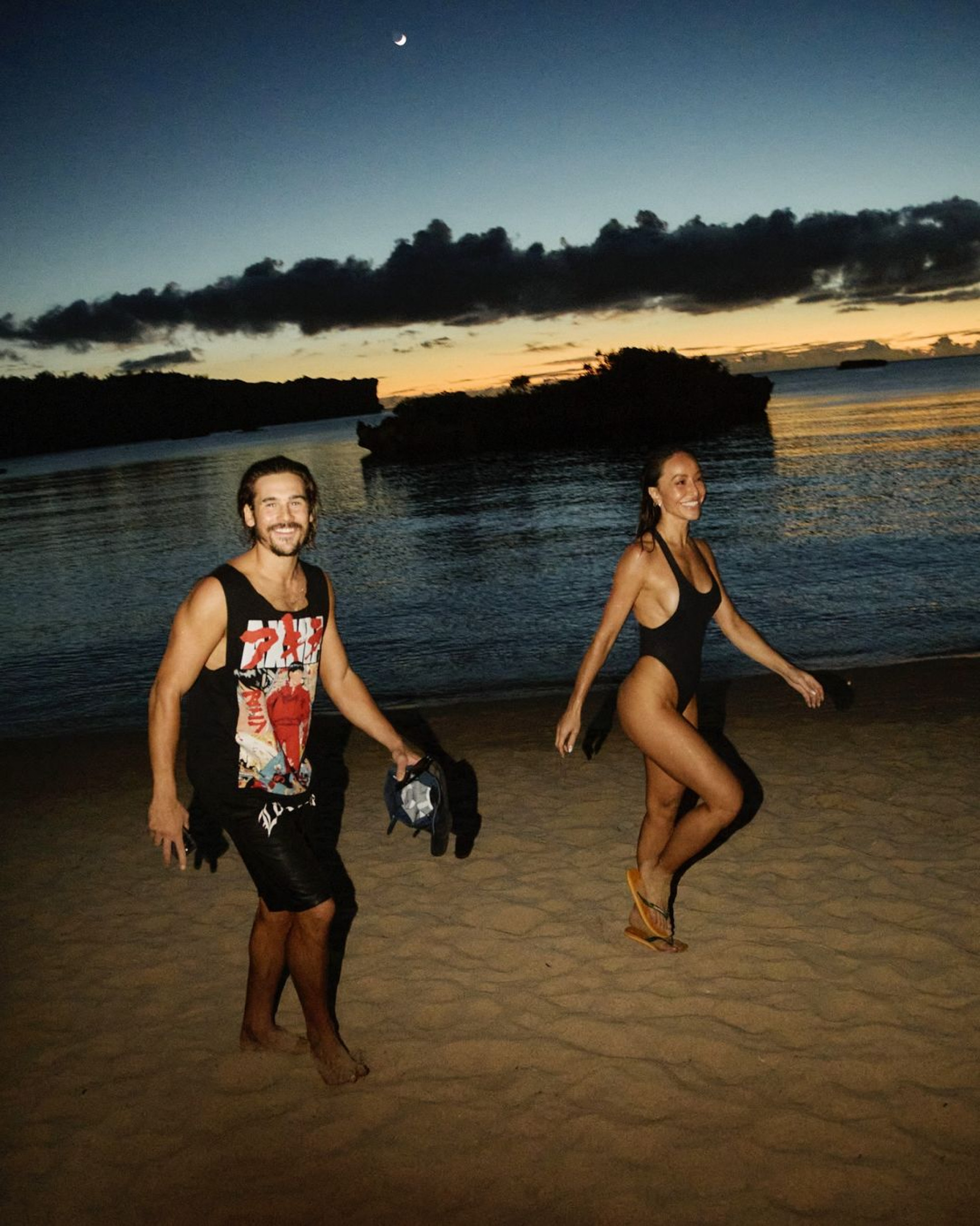 Nicolas Prattes e Sabrina Sato posam em clima de romance enquanto aproveitam praia no Japão  - Reprodução / Instagram 