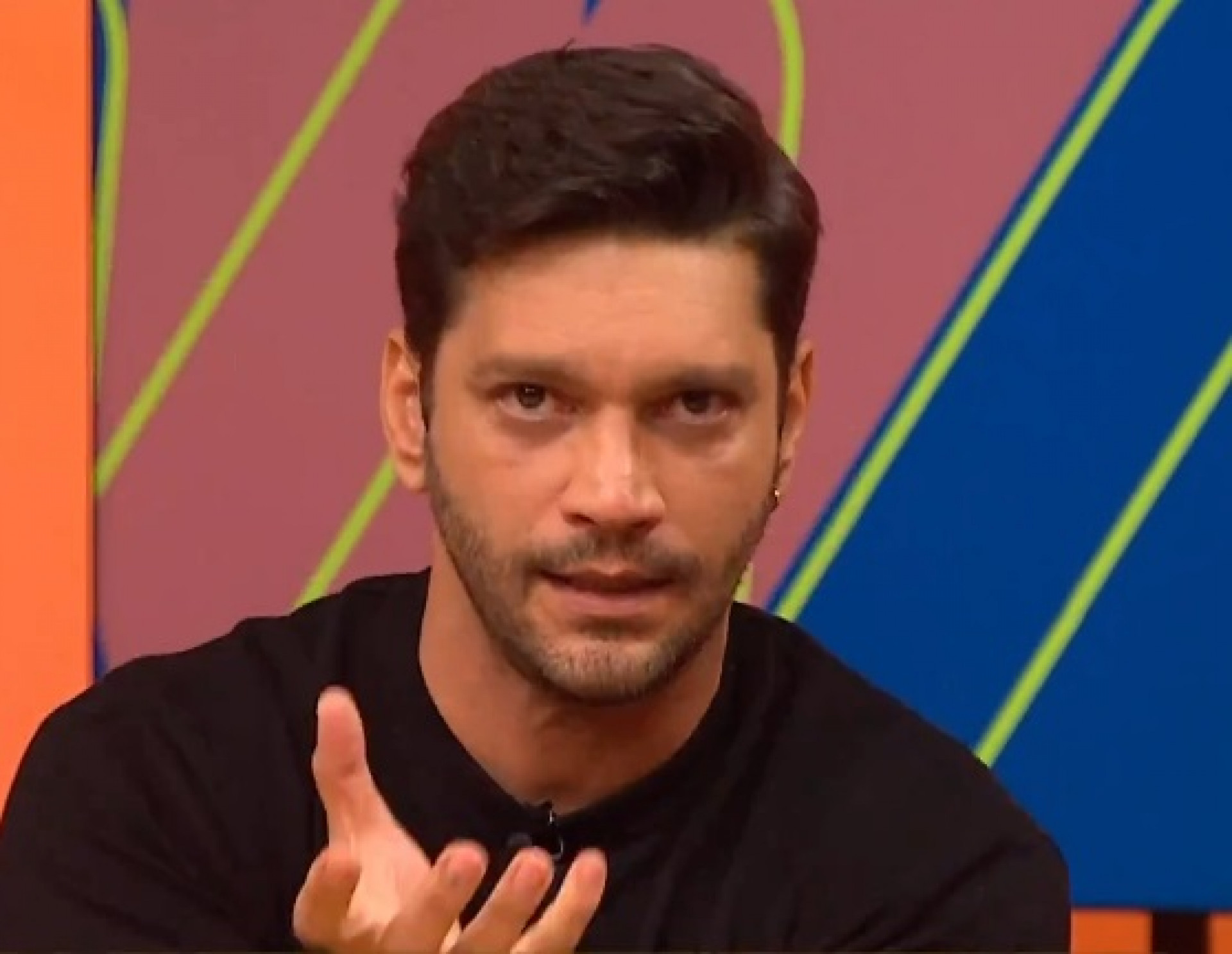 Armando Babaioff é um dos convidados do 'Sem Censura' - Reprodução de vídeo