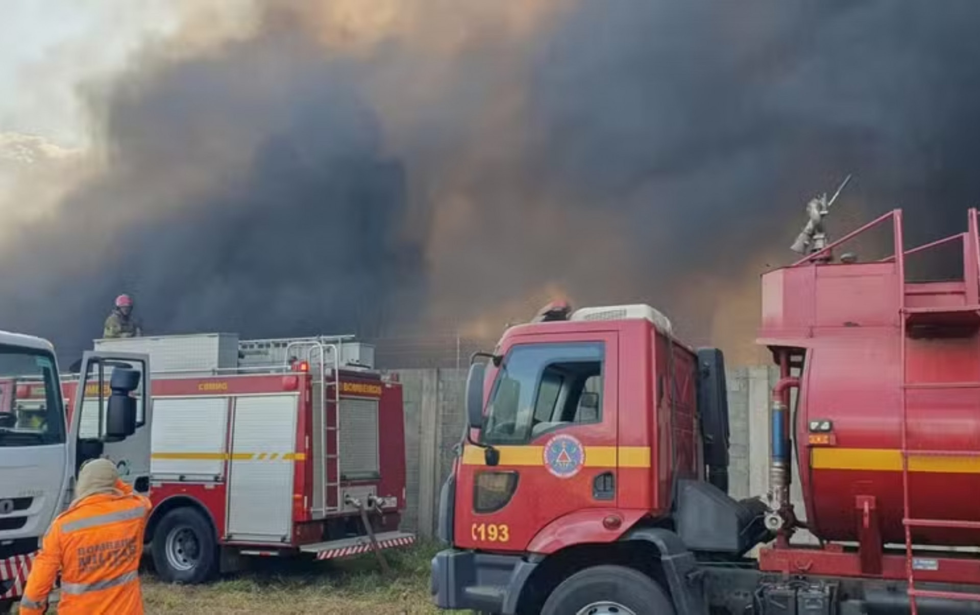 Foram mobilizadas oito viaturas do Corpo de Bombeiros com 18 militares - Divulgação / Corpo de Bombeiros