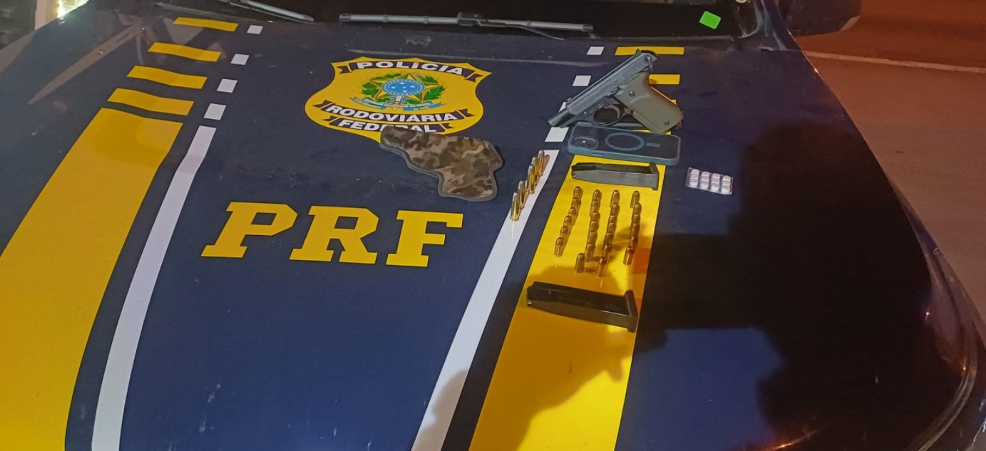 PRF apreende arma e rebite escondidos em caminhão na BR-101 durante patrulhamento de rotina em Casimiro de Abreu - Foto: Divulgação