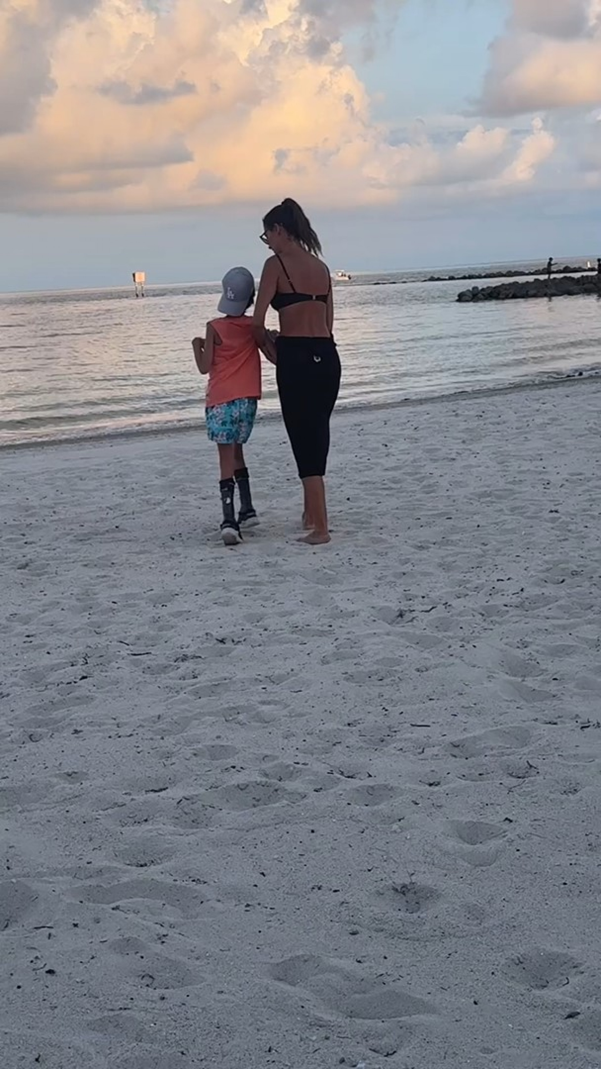 Isabella Fiorentino emociona a web ao caminha ao lado do filho com necessidades especiais - Reprodução / Instagram