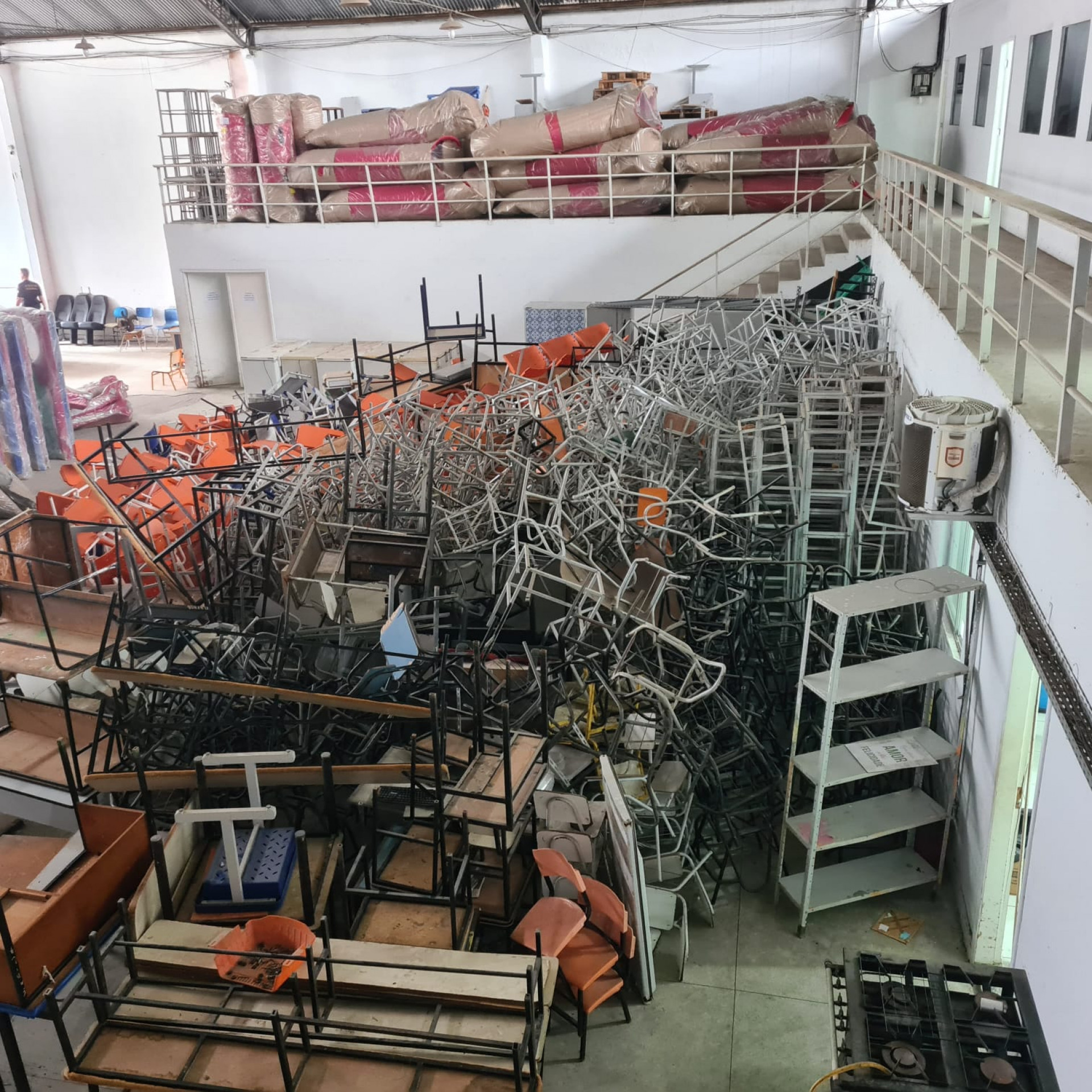 Objetos estavam guardados em condições inadequadas no galpão encontrado pela PF em Belford Roxo - Divulgação