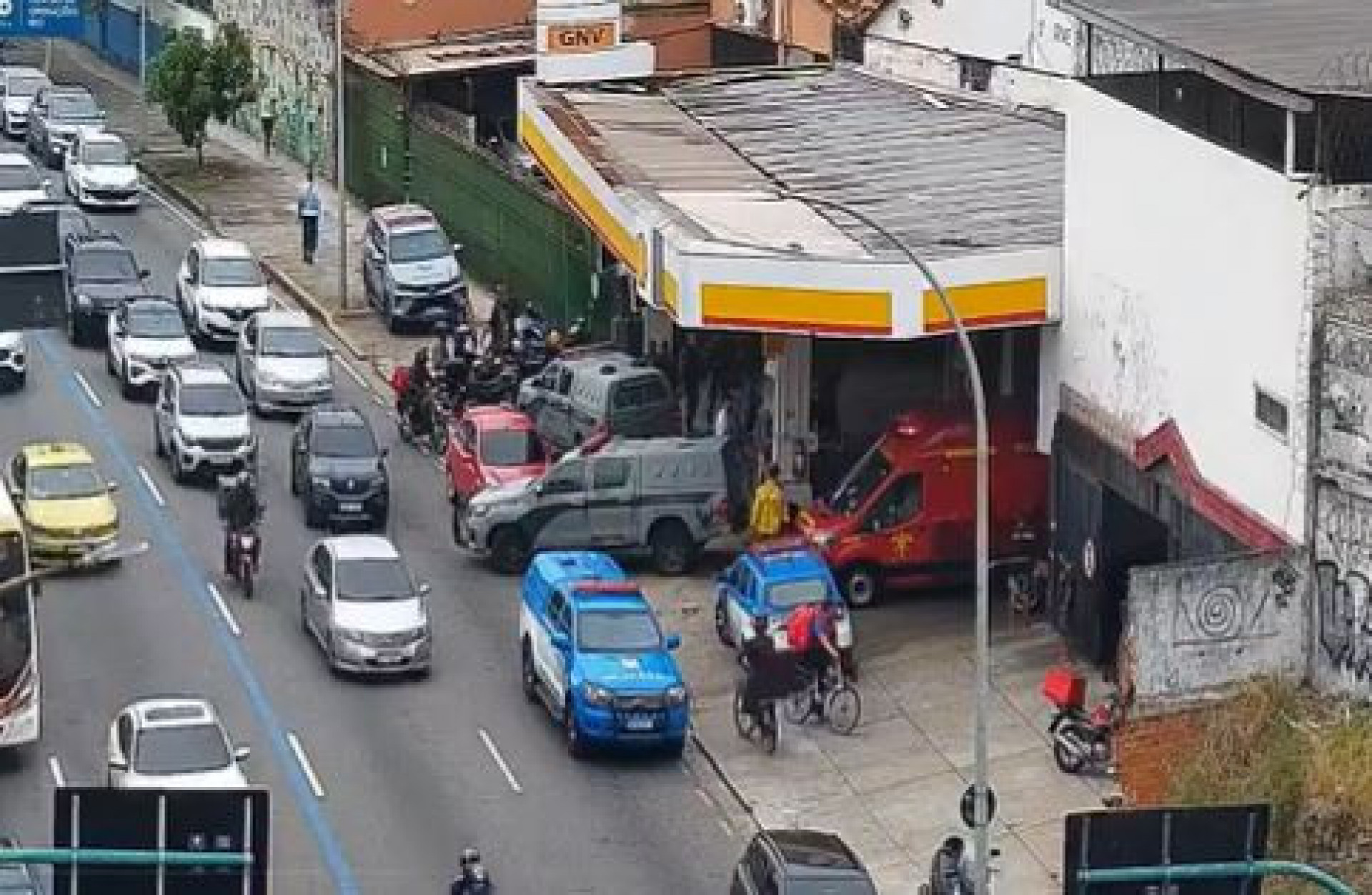 O PM estava em um posto de gasolina quando foi abordado por criminosos - Divulgação/CET-Rio