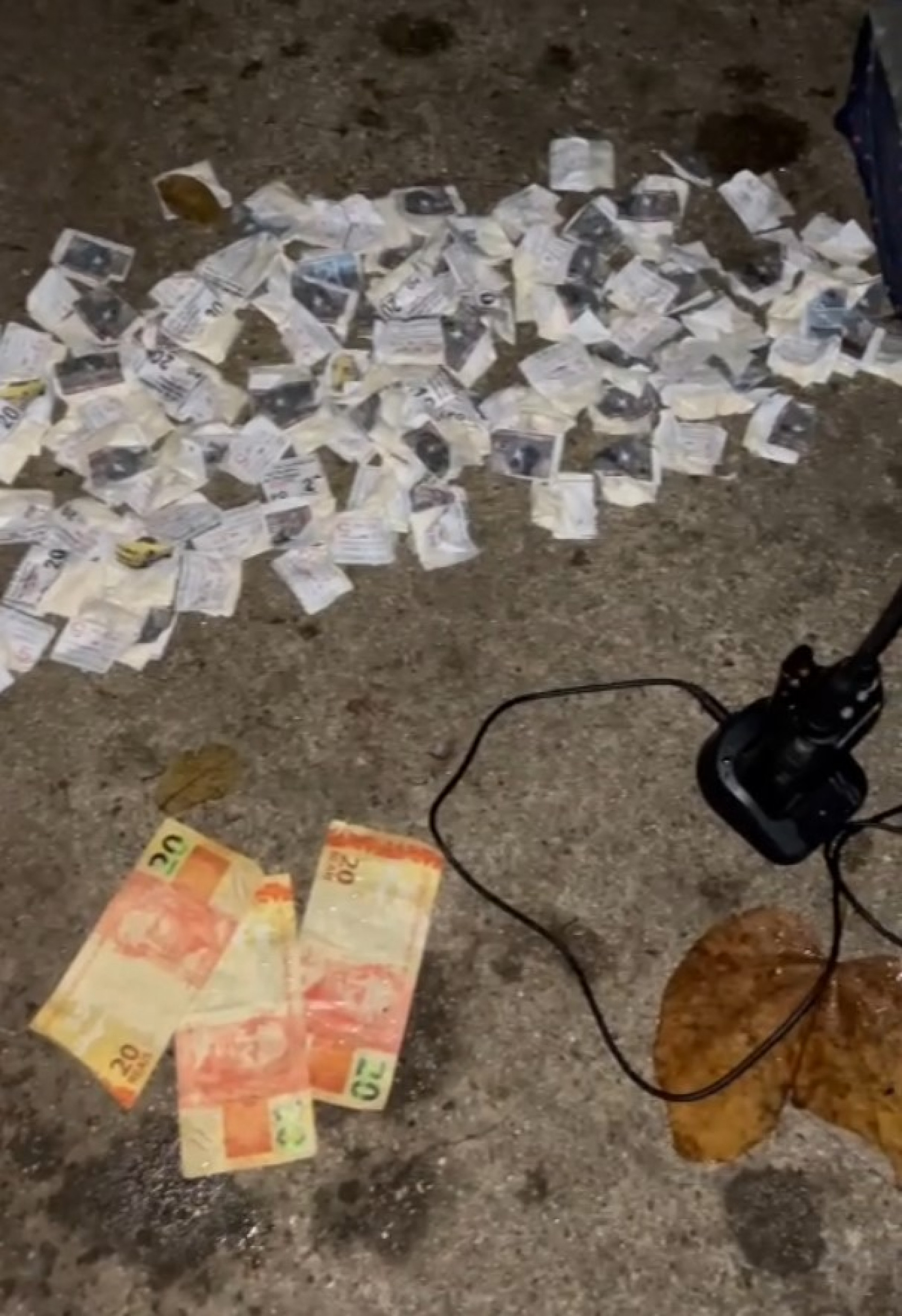 Drogas, dinheiro, rádio transmissor e mochila foram apreendidos na Vila Olímpia, em Guapimirim