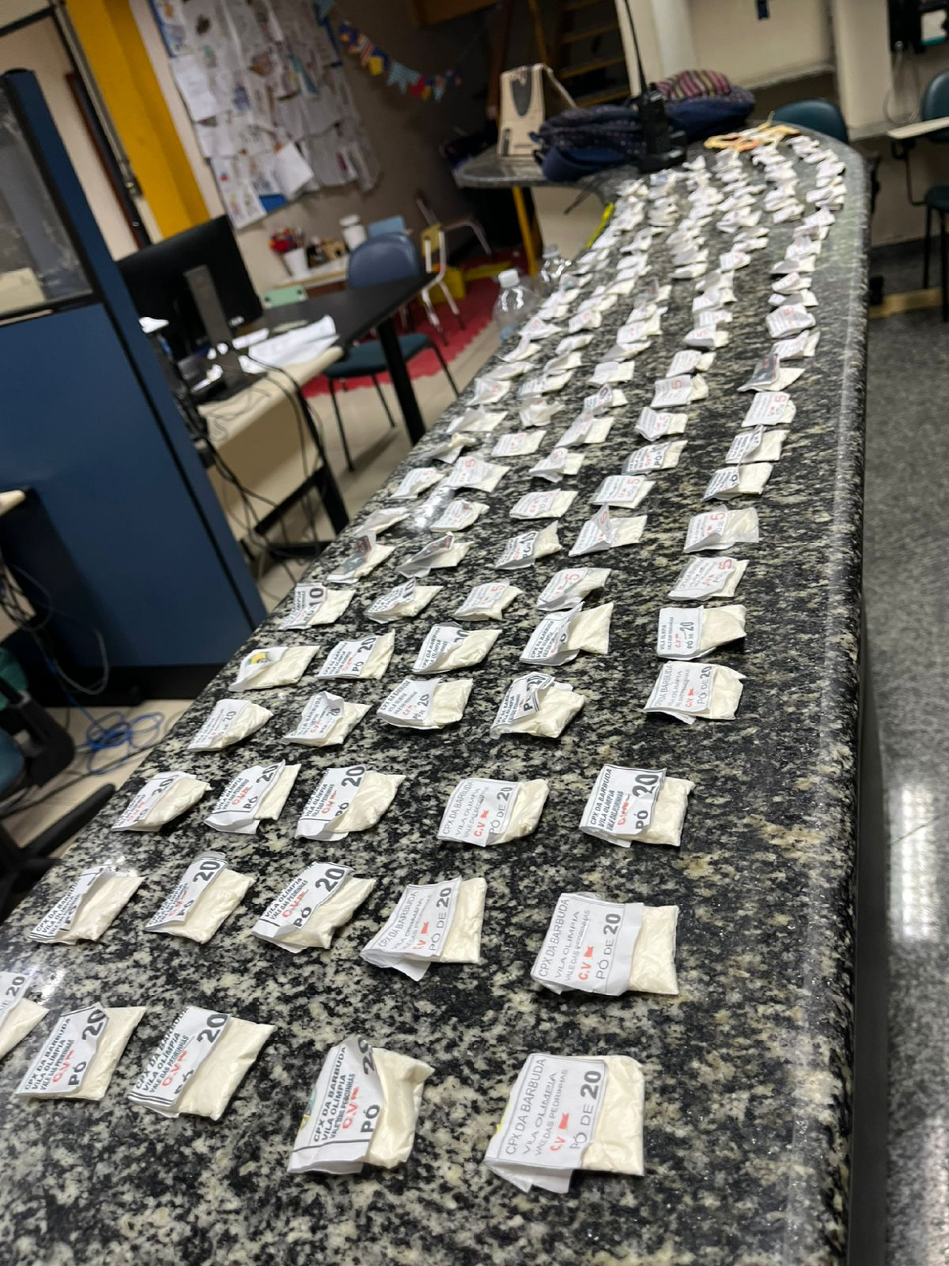 As drogas e os demais itens apreendidos foram levados para a delegacia em Guapimirim