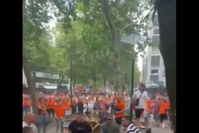 Vídeo: torcedores da Holanda atacam ingleses antes de semifinal da Eurocopa