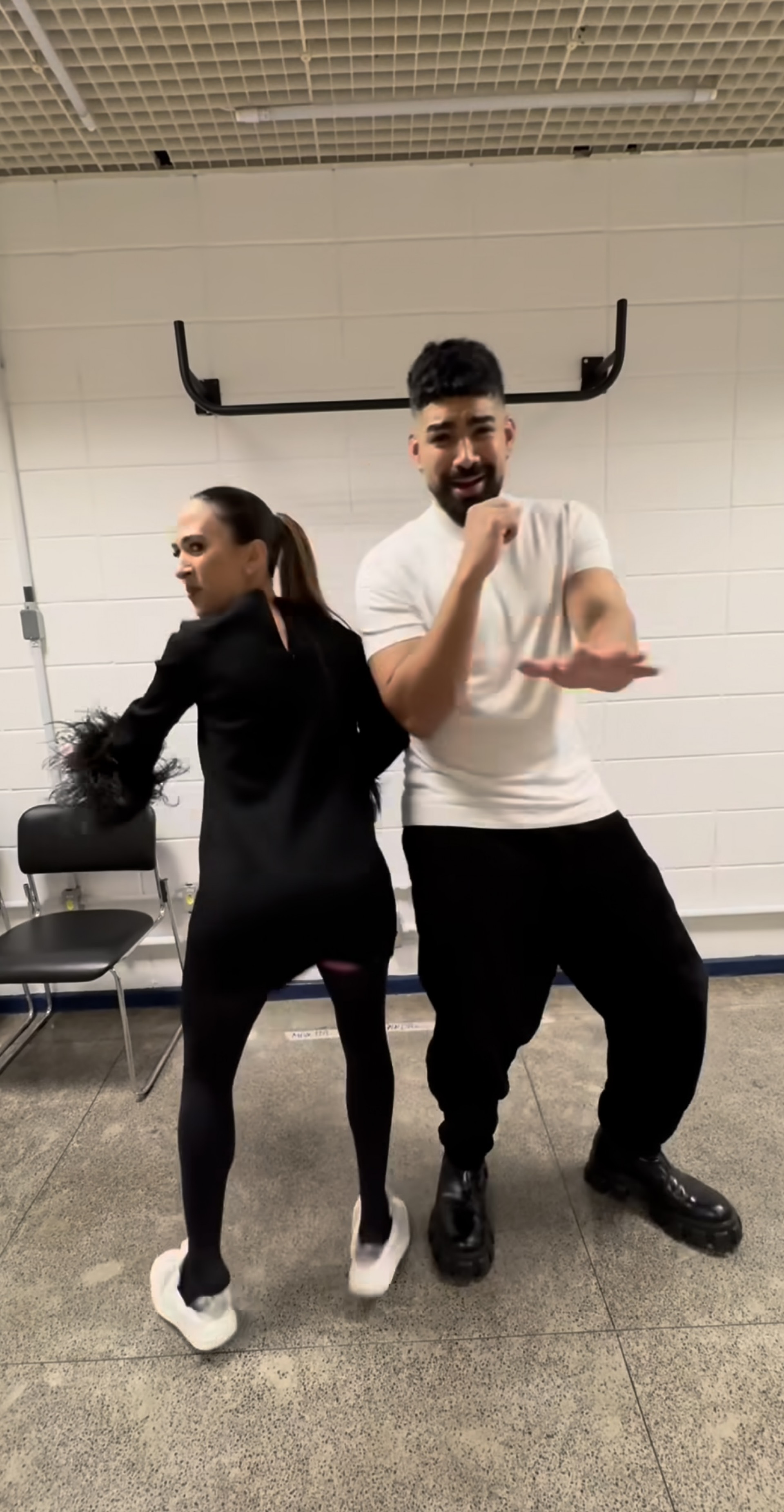 Dilsinho e Tatá Werneck dançam pagode e divertem internautas - Reprodução