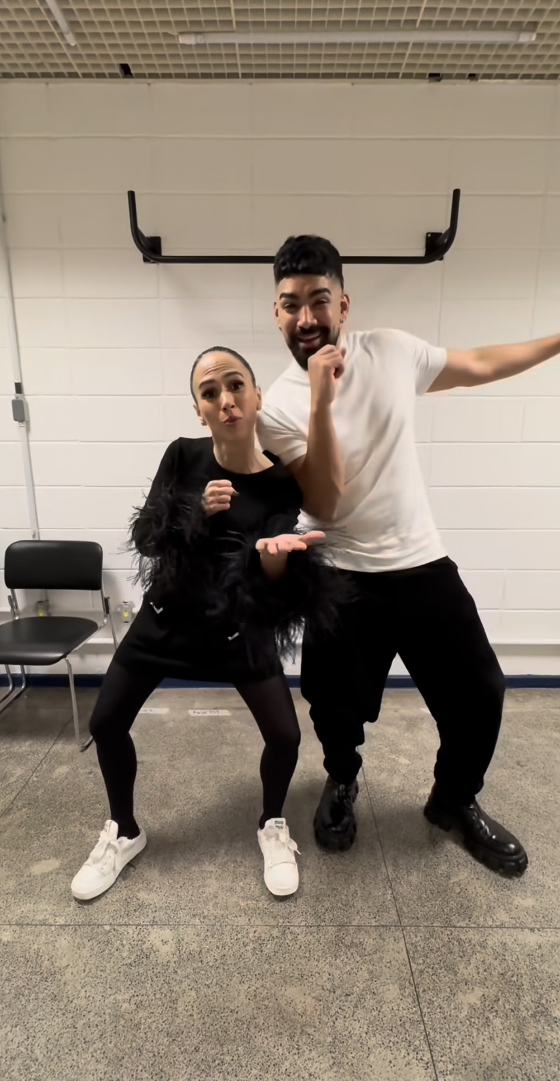 Dilsinho e Tatá Werneck dançam pagode e divertem internautas - Reprodução