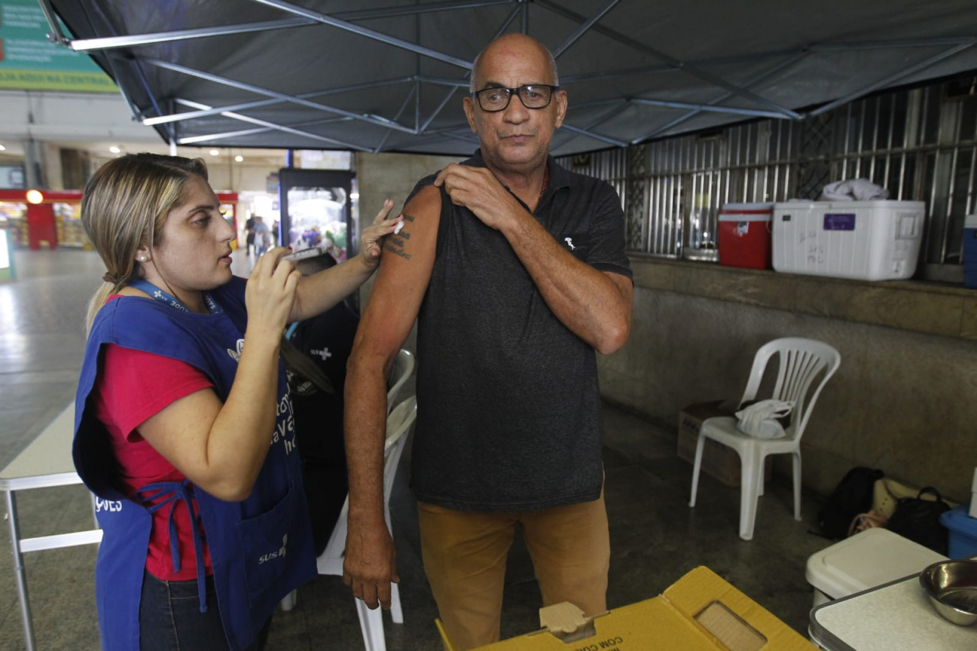 Ivanilson Fernandes Santos, 69, tomou as duas vacinas disponíveis no posto da Central do Brasil - Reginaldo Pimenta / Agência O Dia