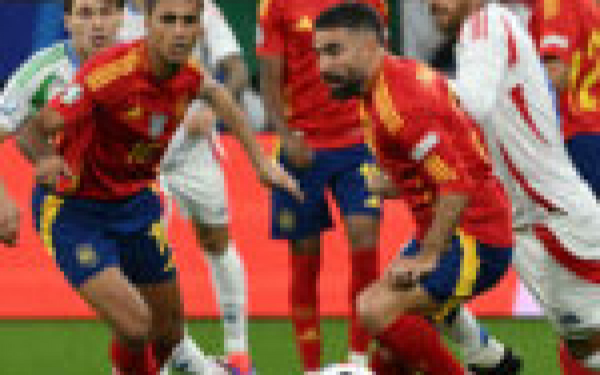 (From L) Spain's defender #02 Dani Carvajal (C) and Spain's midfielder #16 Rodri (2L) fight for the ball with Italy's midfielder #10 Lorenzo Pellegrini (2R) during the UEFA Euro 2024 Group B football match between Spain and Italy at the Arena AufSchalke in Gelsenkirchen on June 20, 2024. (Photo by OZAN KOSE / AFP)