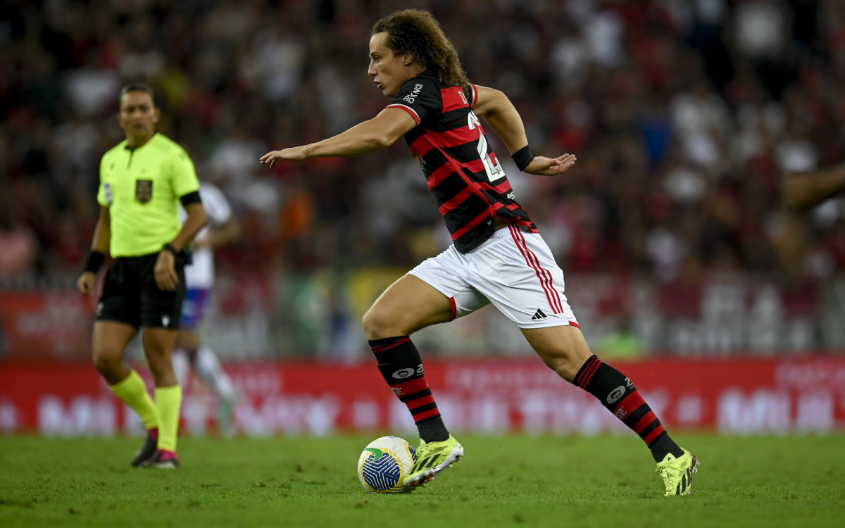 David Luiz em a&ccedil;&atilde;o durante jogo do Flamengo