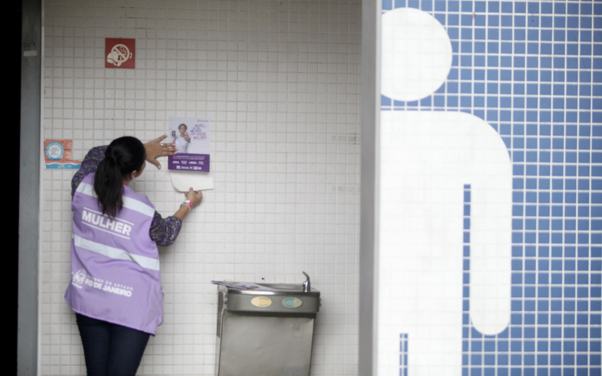 Servidoras da Secretaria da Mulher colaram adesivos no Maracanã
