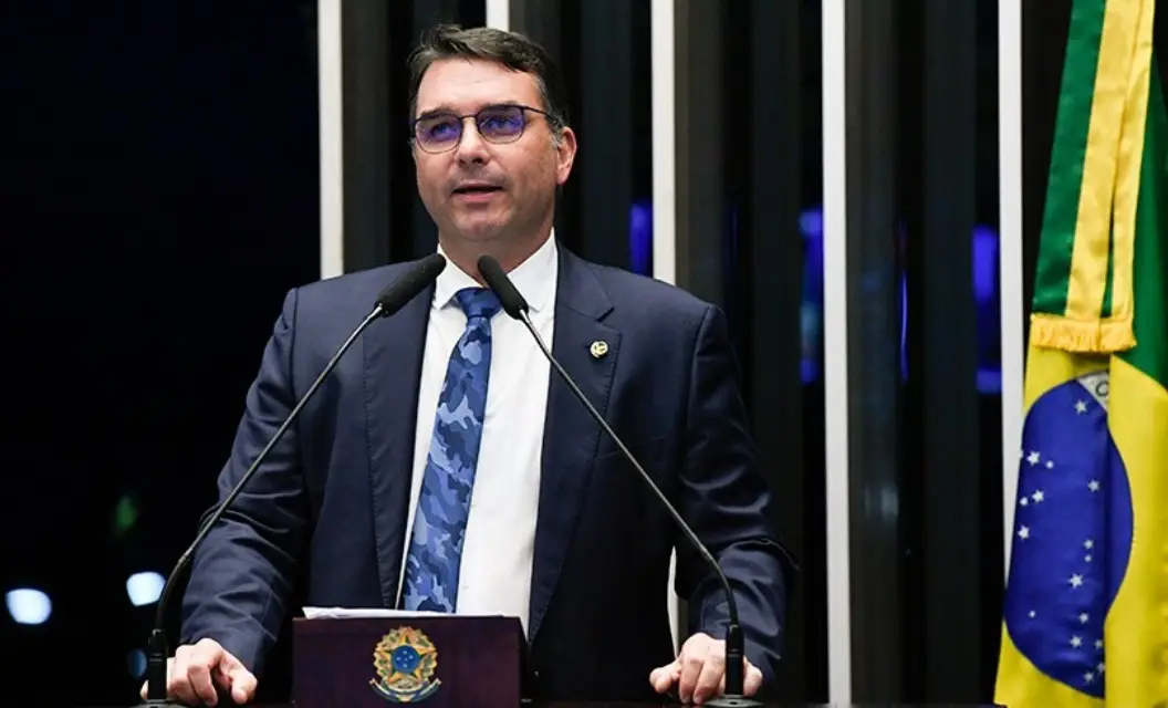 Flávio Bolsonaro se diz 'vítima de criminosos' ao comentar associação dele com a 'Abin Paralela'