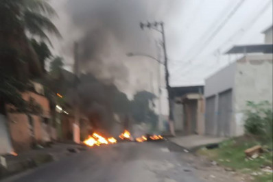 Criminosos colocam fogo em barricadas durante operação da PM em Santíssimo