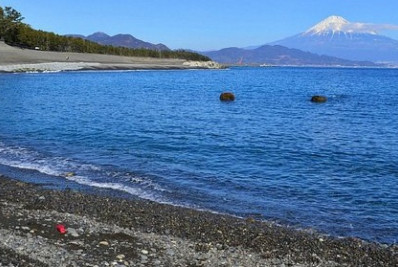 Banhista é resgatada a 80 km da praia em que desapareceu no Japão