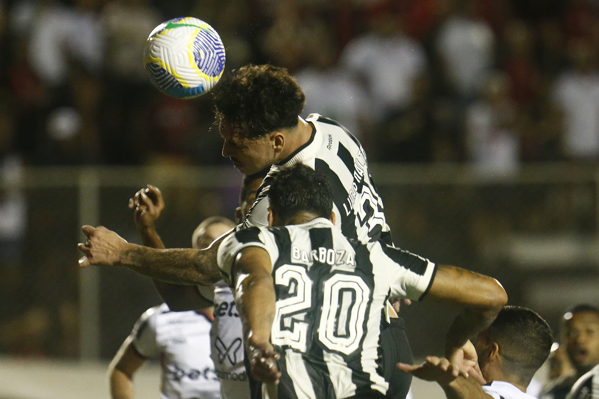 Cabe&ccedil;ada de Lucas Halter em Vit&oacute;ria x Botafogo - V&iacute;tor Silva/Botafogo