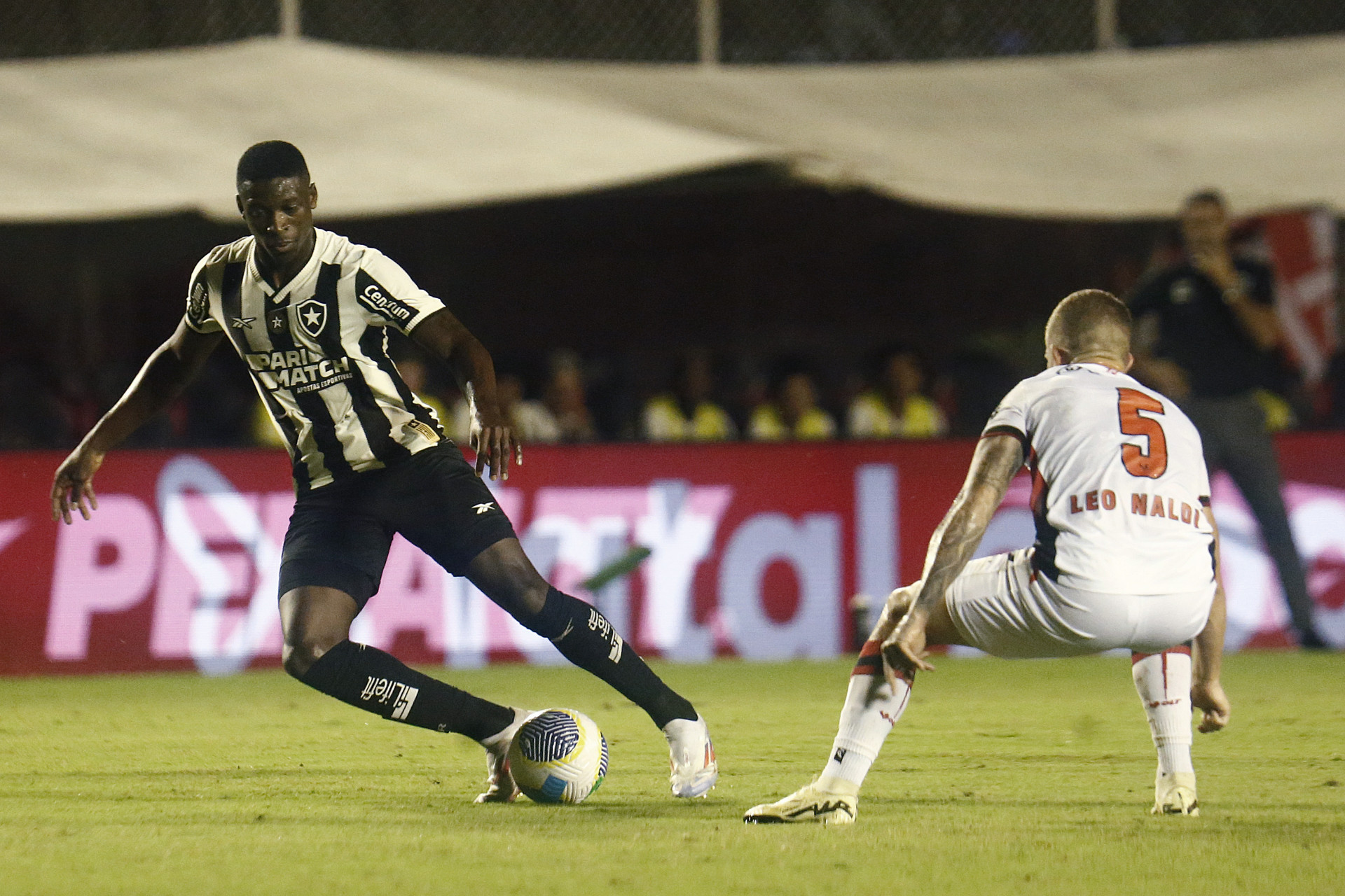 Luiz Henrique em a&ccedil;&atilde;o durante o jogo entre Vit&oacute;ria e Botafogo - V&iacute;tor Silva/Botafogo