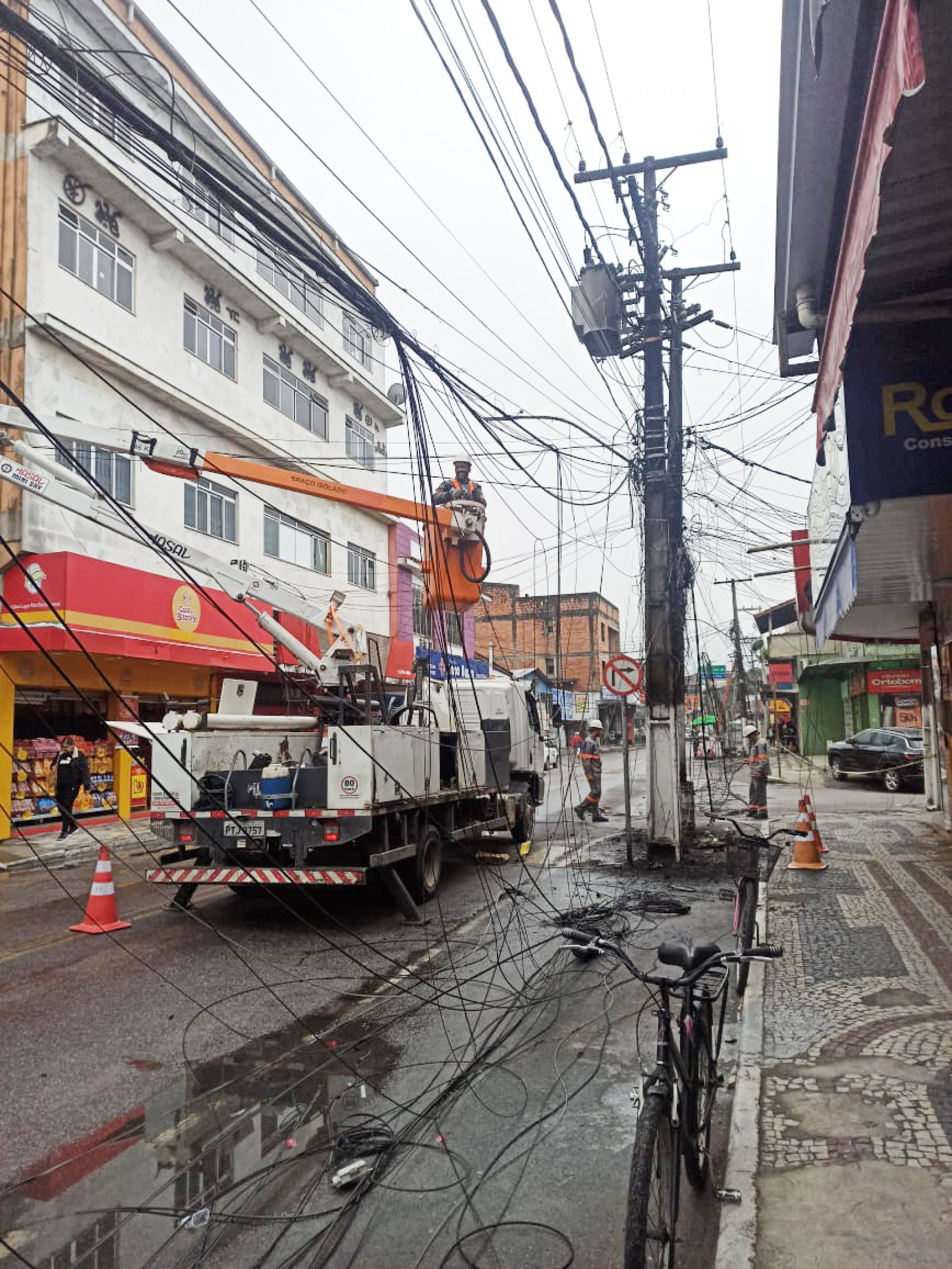 Técnicos da concessionária responsável pelo fornecimento de energia estão no local para avaliar os danos