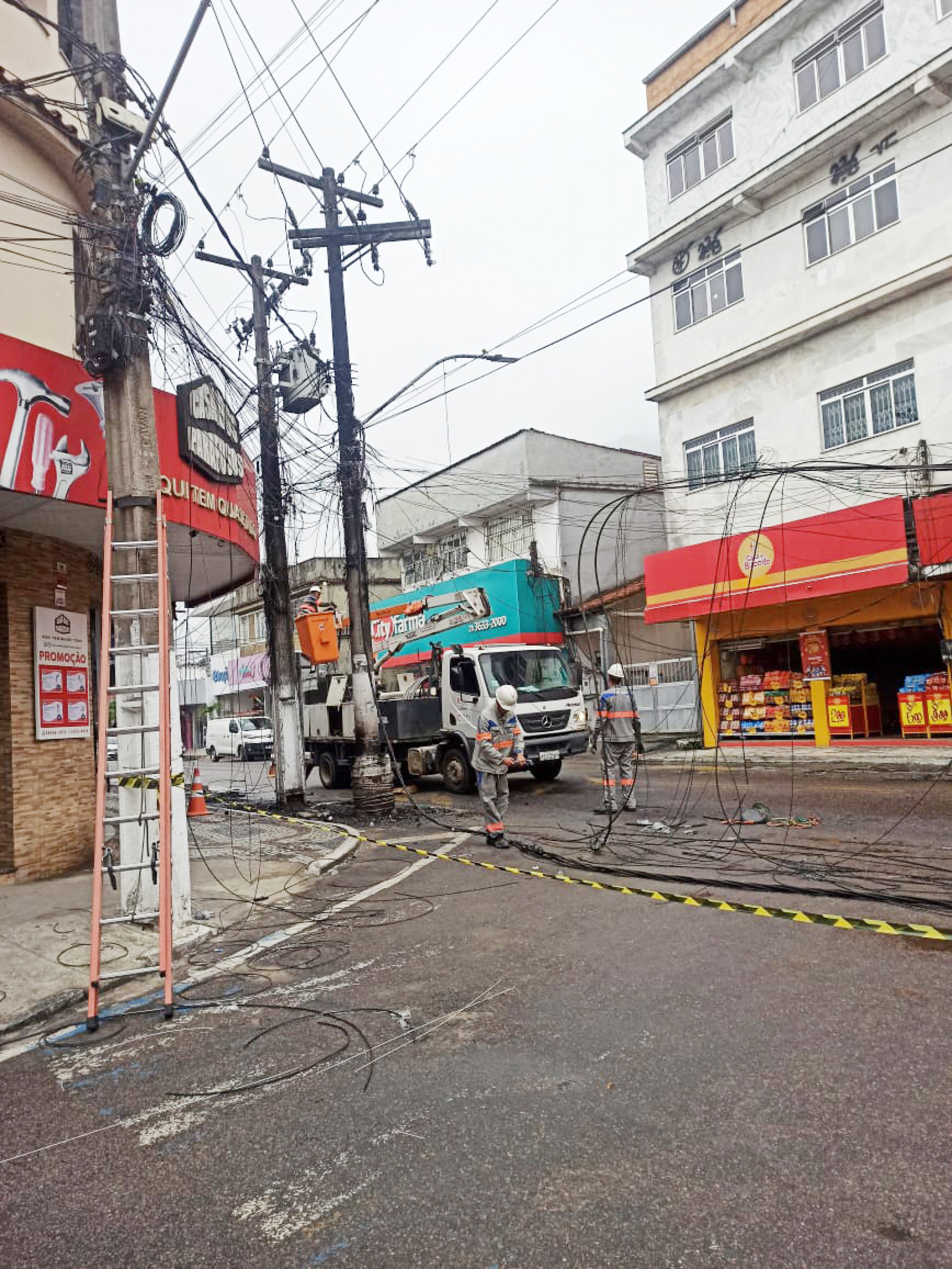 Incêndio ocorreu em fiação de um poste na Avenida Dedo de Deus, principal via de Guapimirim