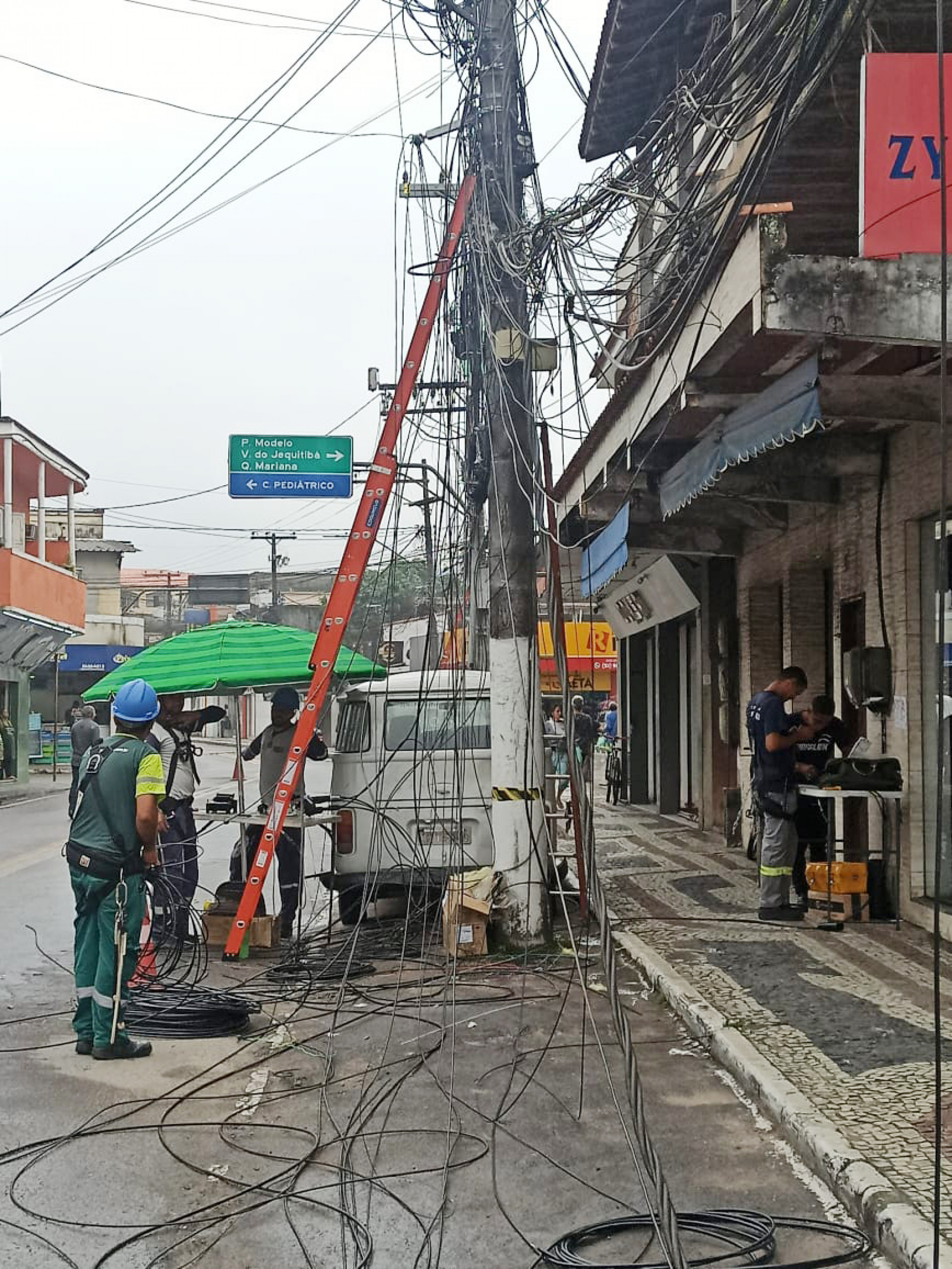 Parte da Avenida Dedo de Deus, em Guapimirim, está com o trânsito desviado, por conta do incêndio na fiação de um poste