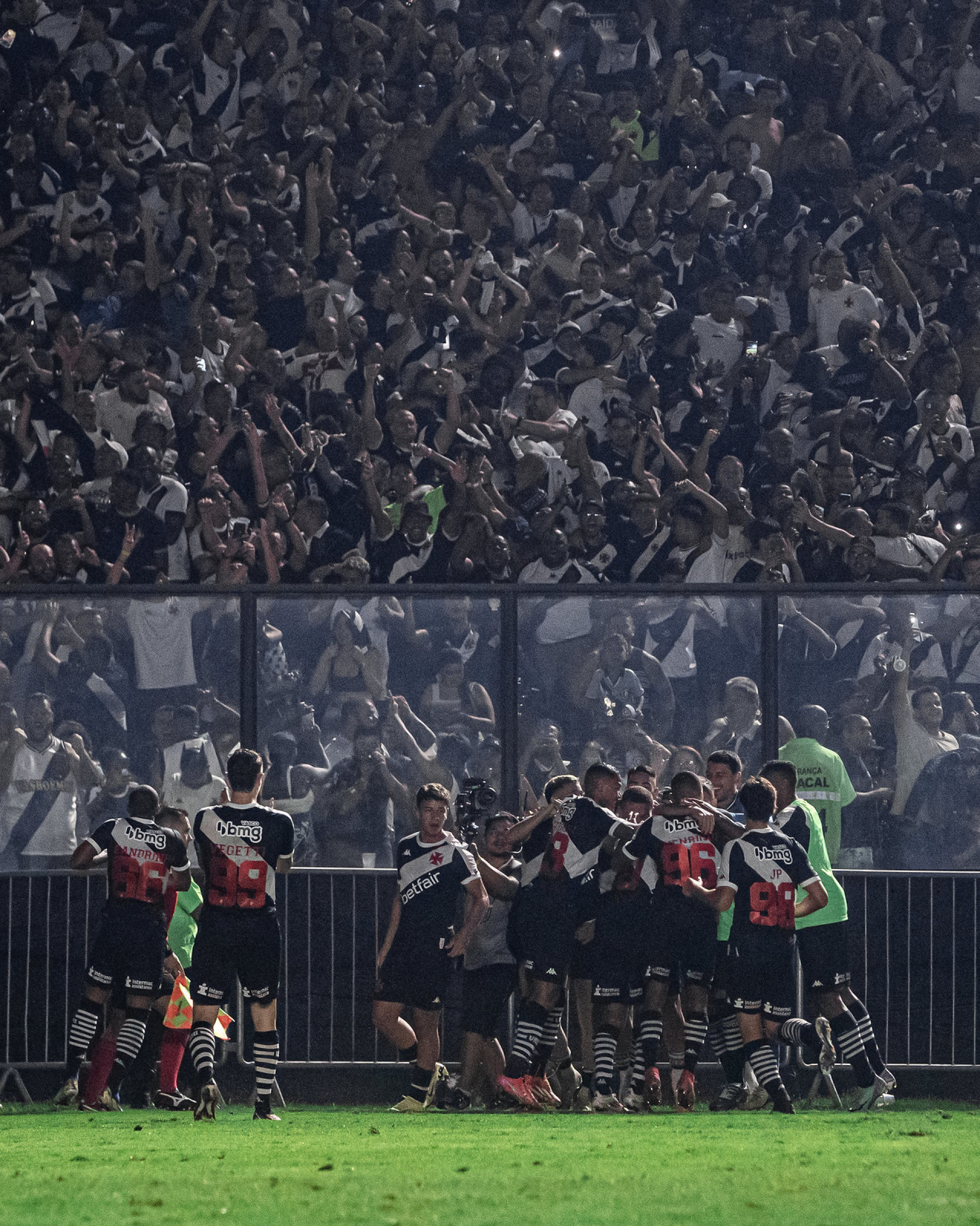 Jogadores do Vasco celebram gol marcado contra o Corinthians junto com a torcida - Leandro Amorim / Vasco
