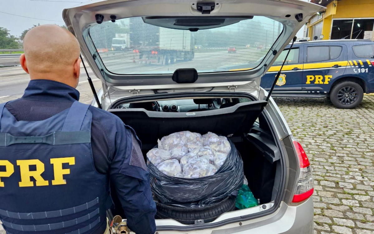 Policiais rodoviários federais apreendem 15 kg de cocaína durante fiscalização na BR-101