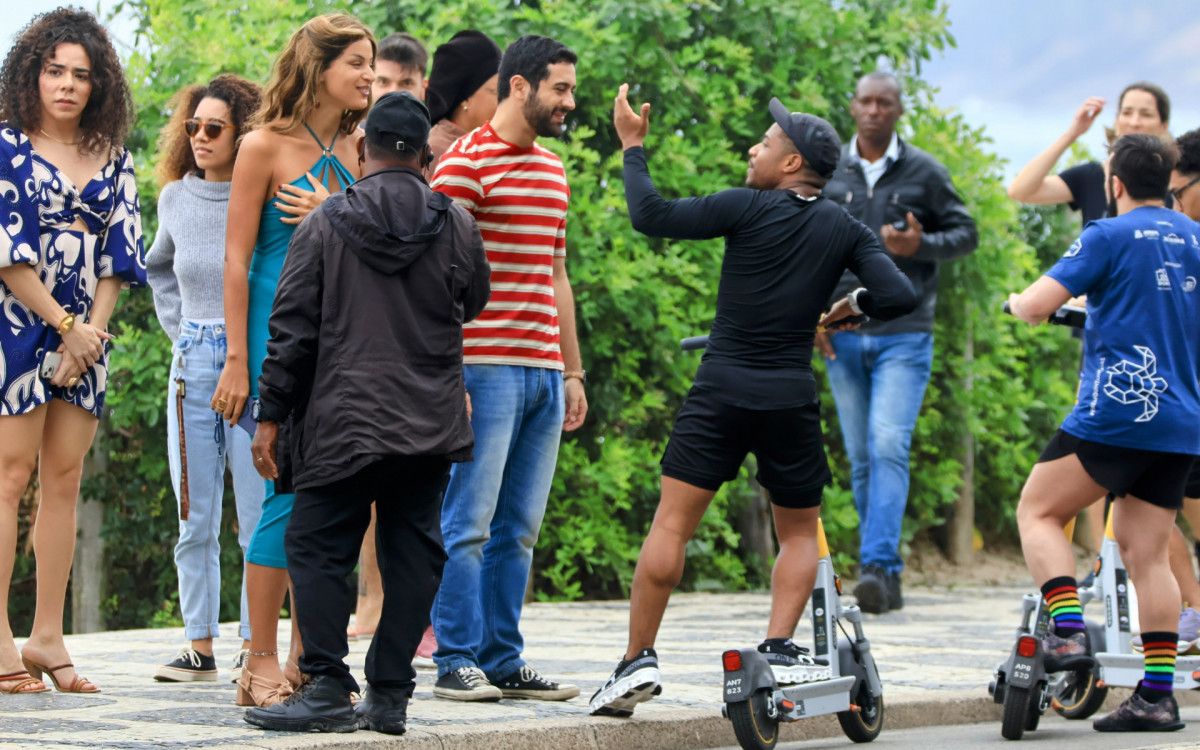 Miguel Rômulo é parado por fãs durante gravações de \'Renascer\' na Praia de Ipanema