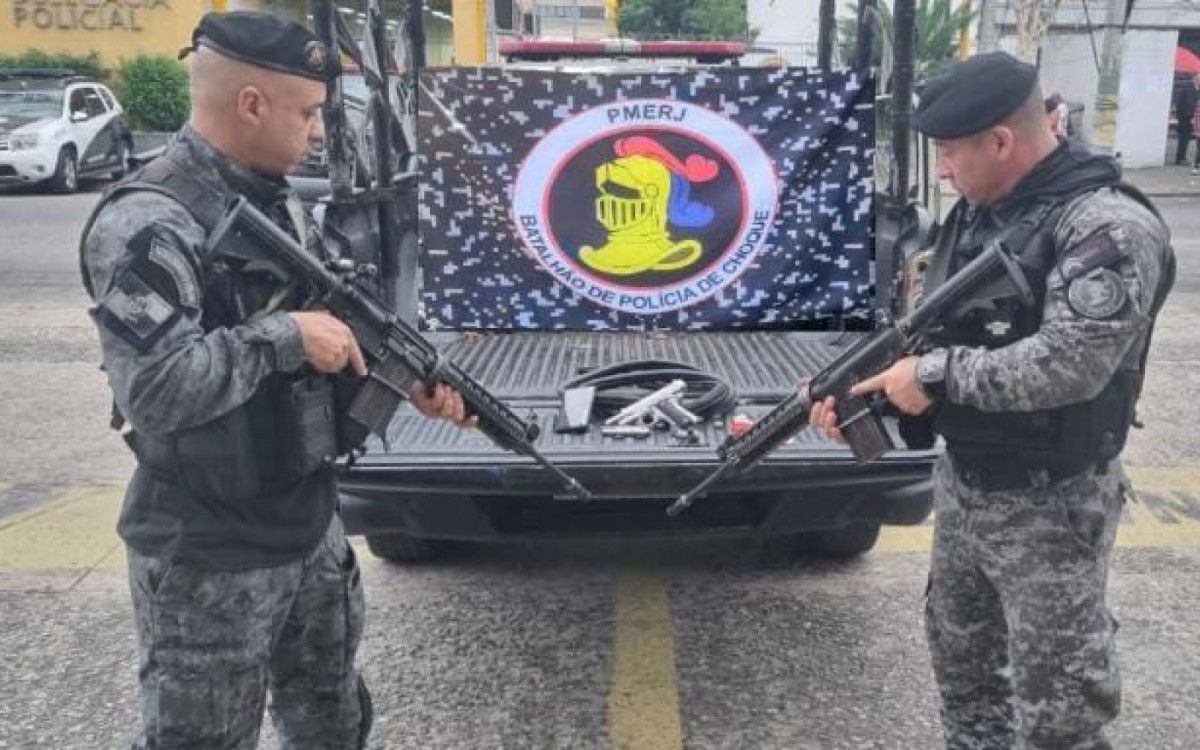 PMs apreenderam uma pistola e rádio com suspeitos
