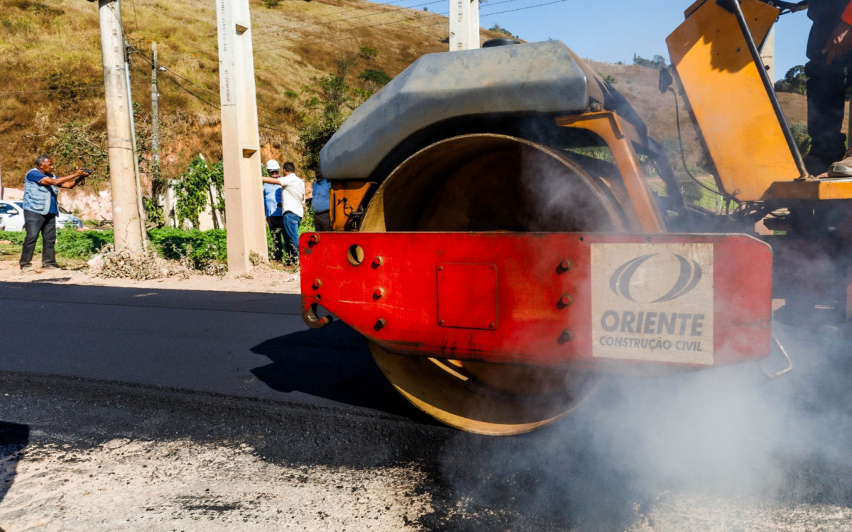 Rj-242 está recebendo massa asfáltica quente, para aumentar a resistência ao tráfego intenso de veículos pesados
