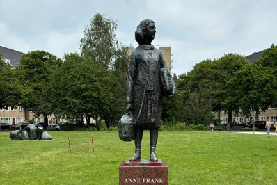 Estátua de Anne Frank é vandalizada com pichação em Amsterdã