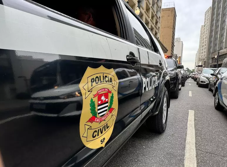 Homem é preso acusado de lançar frango congelado contra a mãe, que ficou ferida no rosto