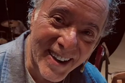 Tony Ramos volta ao teatro depois de passar por cirurgias na cabeça: 'Muito feliz'