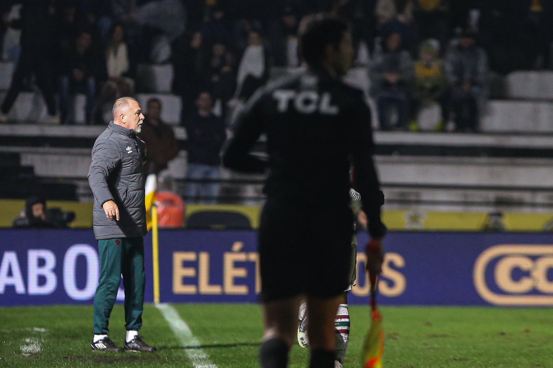 Mano Menezes orienta o Fluminense durante o jogo diante do Criciúma - Marcelo Gonçalves/Fluminense