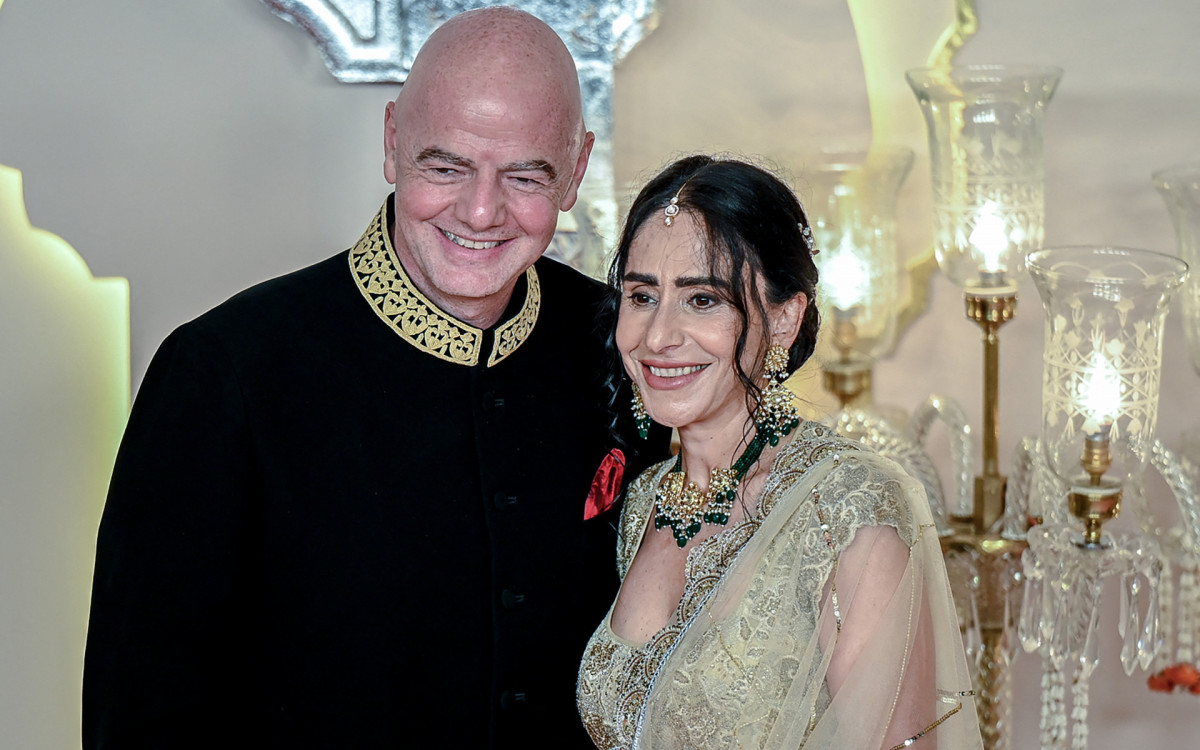 Presidente da FIFA, Gianni Infantino, posa com sua mulher Leena Al Ashqar  - AFP