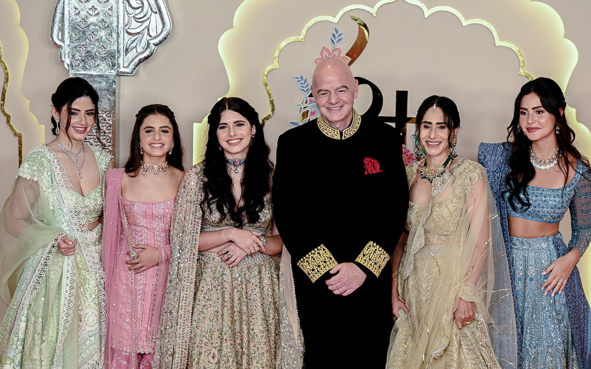 Presidente da FIFA, Gianni Infantino, posa com a mulher e outras pessoas na cerimônia  - AFP