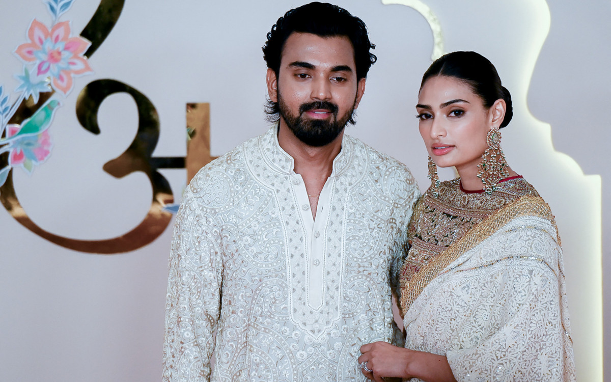 Jogador de críquete indiano KL Rahul posa com a mulher e atriz Athiya Shetty - AFP