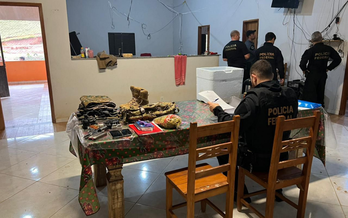 Homem construiu uma casa em uma área rural para promover festas e esconder criminosos