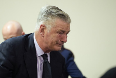 Alec Baldwin chora após juíza retirar acusação de homicídio em set de filme