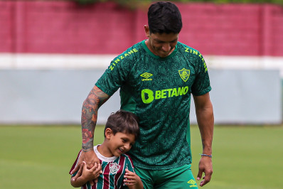 Messi e Suárez enviam mensagens parabenizando filho de Cano, do Fluminense