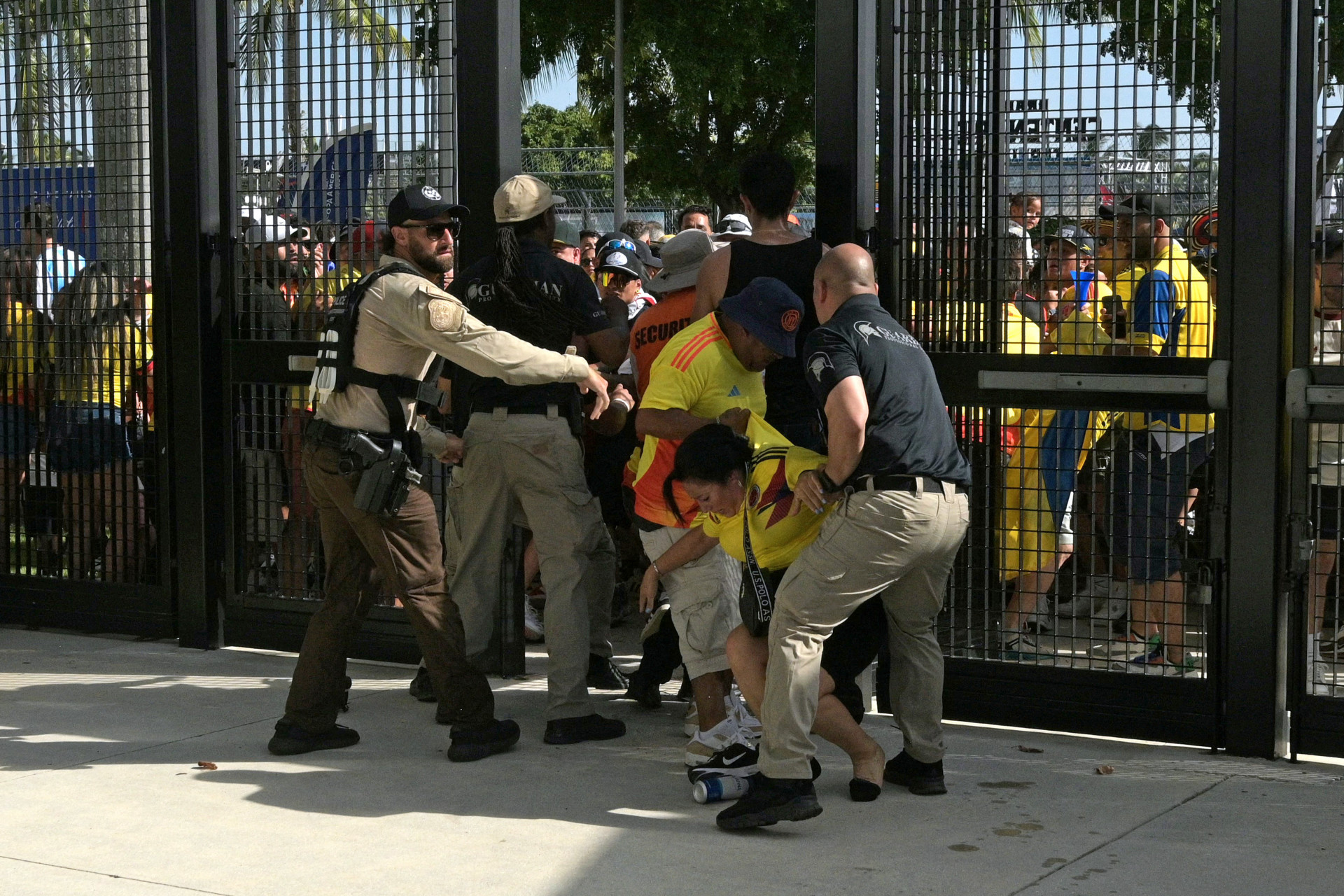 Torcedores tentaram invadir estádio da final da Copa América - Juan Mabromata / AFP
