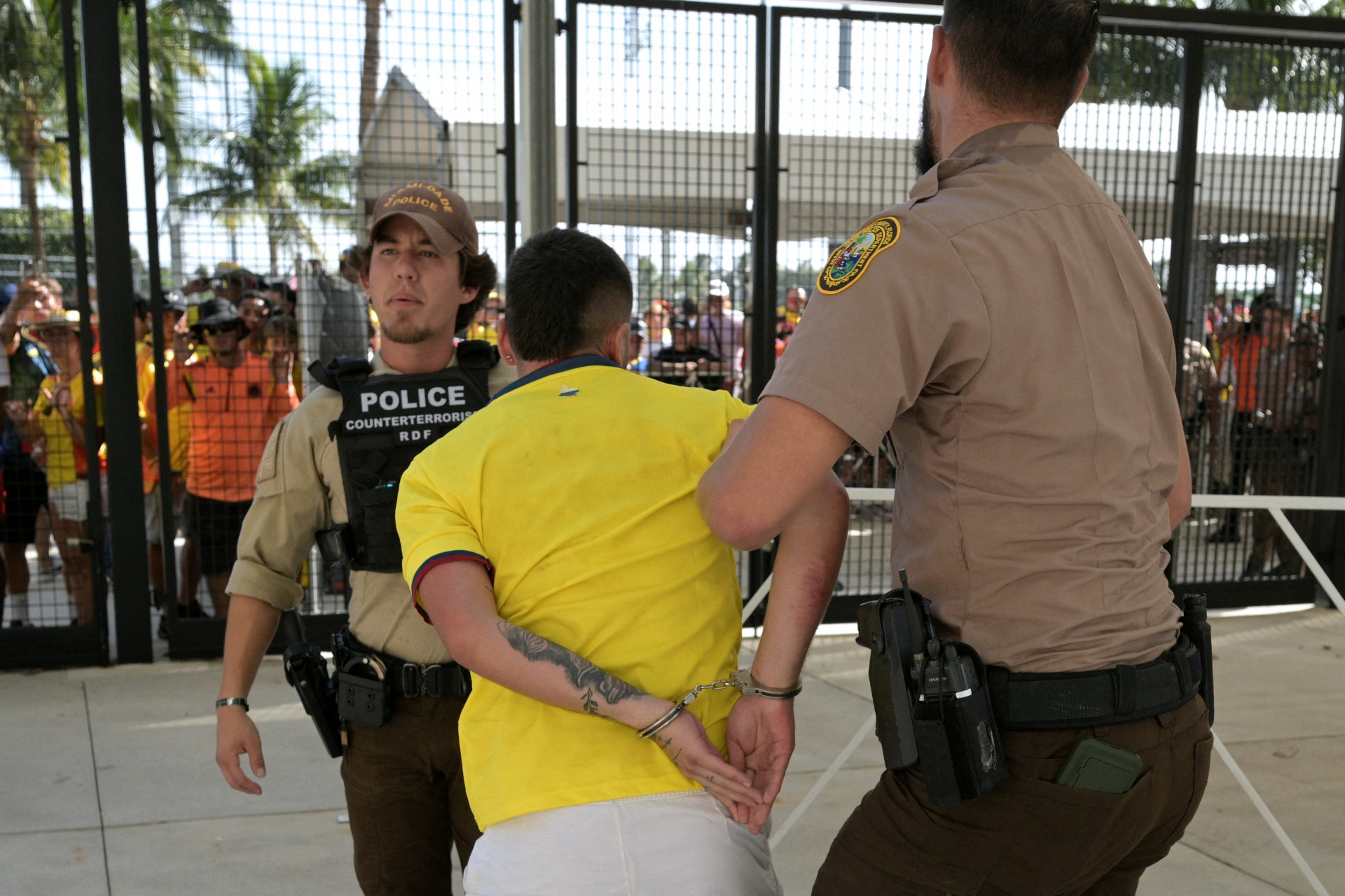 Torcedores tentaram invadir estádio da final da Copa América - Juan Mabromata / AFP